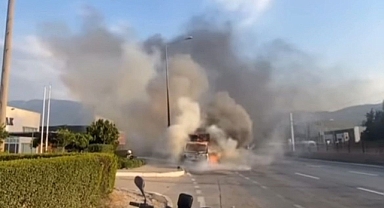 Seyir halindeki kamyonet bir anda alev topuna döndü