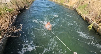 Sıcak havada çareyi sulama kanalında buldular 