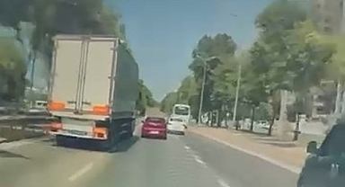 Tırın kör noktasında kalan otomobil, kullanılmaz hale geldi