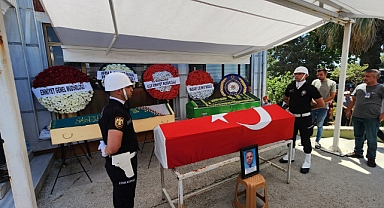 Trafik kazasında hayatını kaybeden polis ve ailesi toprağa verildi
