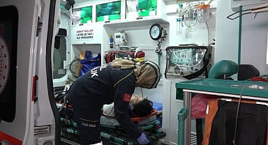 Yardım için yola çıkan baba-oğul kaza yaptı