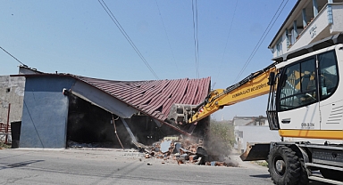 Yüksek gerilim hattına yapılan kaçak iş yeri yıkıldı