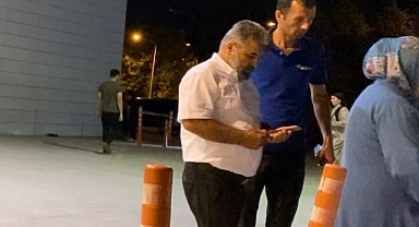 Yüksek sesle müzik dinleyen çocukları attığı şişeyle vurdu