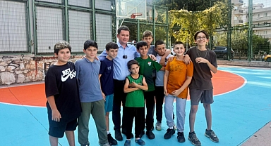 Başkan Aydın gençlerle basketbol sahası boyadı