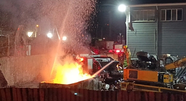 Bursa'da geri dönüşüm tesisinde yangın: 1 itfaiye eri ağır yaralandı