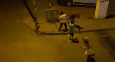 Bursa’da kaldırım taşlı kavga kamerada