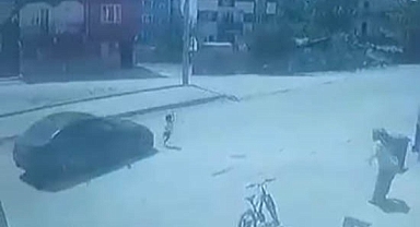 Bursa'da koşarak caddeye çıkan çocuğa otomobil çarptı