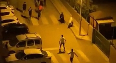 Bursa’da mahalle gençleri tekme tokat kavga etti