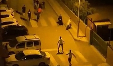 Bursa’da mahalle gençleri tekme tokat kavga etti