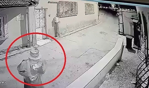 Bursa’da palyaço kıyafetli genç gözaltına alındı