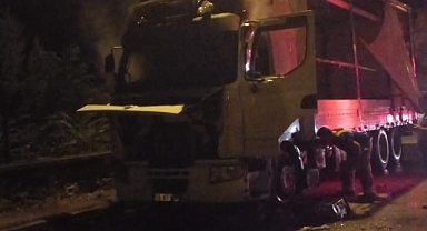 Bursa'da Park Halindeki TIR Alev Alev Yandı