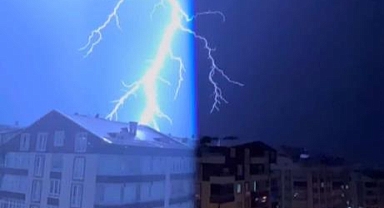 Bursa’da şimşekler geceyi aydınlattı