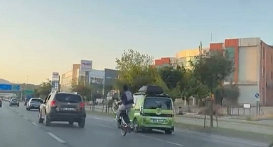 Bursa'da Trafikte Motosikletle Akrobasi Yapan Sürücü
