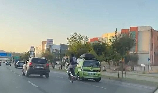 Bursa'da Trafikte Motosikletle Akrobasi Yapan Sürücü