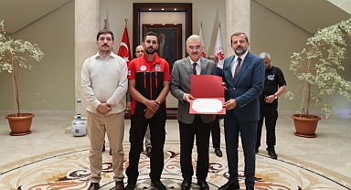 Bursa Valisi Ayyılddız'dan yangın kahramanlarına teşekkür