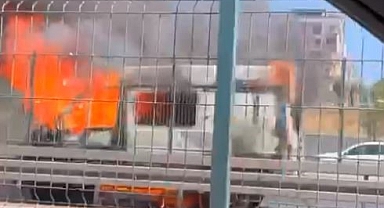 Esenyurt'ta Alev Alev Yanan Kamyonet, E-5'te Sürücüsüz İlerledi