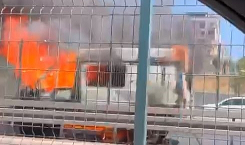Esenyurt'ta Alev Alev Yanan Kamyonet, E-5'te Sürücüsüz İlerledi