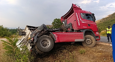 İnegöl'de kum yüklü tır devrildi: Sürücü yaralandı