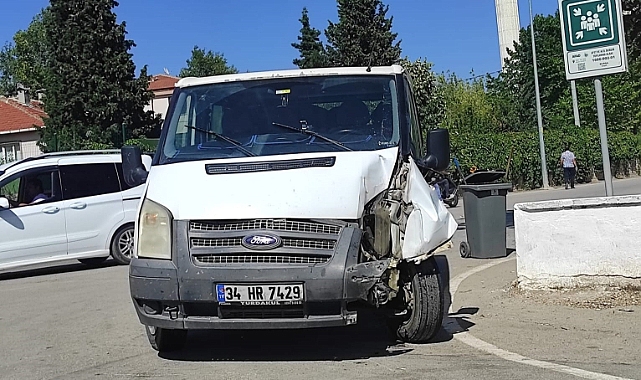 Kamyonet direğe çarptı 3 yaralı