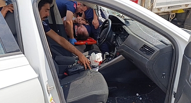 Kontrolden çıkan otomobil benzinlikteki tıra çarptı