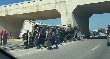 Lastiği patlayan kamyon köprü ayağına çarptı sürücü öldü