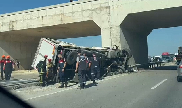 Lastiği patlayan kamyon köprü ayağına çarptı sürücü öldü