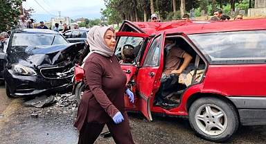 Mercedes ile Tofaş otomobil çarpıştı: 1 ölü, 4 yaralı