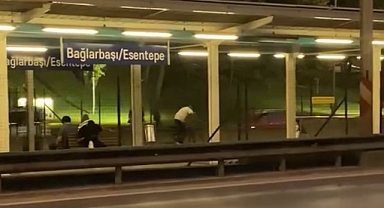 Metro istasyonunda tek teker üzerinde bisiklet sürdü
