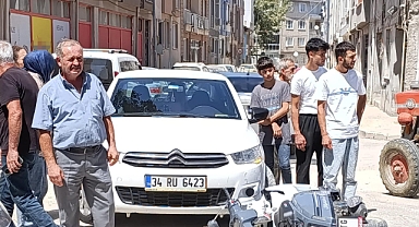 Motosiklet ile otomobil kafa kafaya çarpıştı