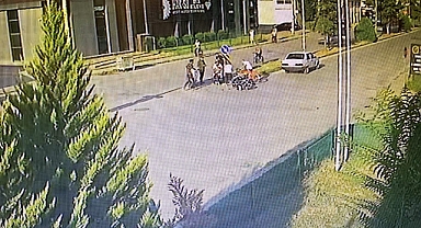  Motosiklet Kamyonetle çarpıştı: kaza anı kamerada