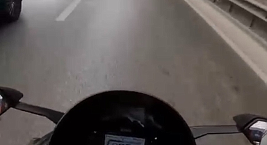 Motosiklet sürücüsünün ölümden döndüğü anlar kask kamerasında