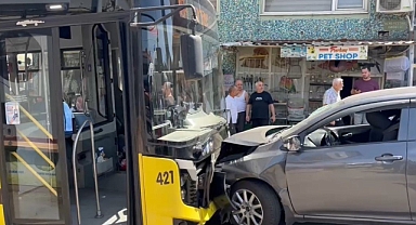 Otomobil, belediye otobüsüyle çarpıştı: 1’i çocuk 6 yaralı