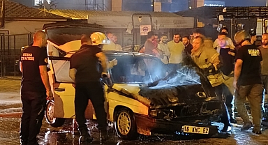 Seyir halindeki otomobil alev alev yandı