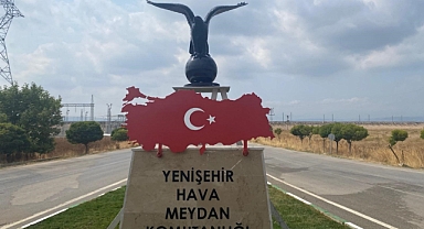 Türk Bayraklı kartal heykeline büyük ilgi