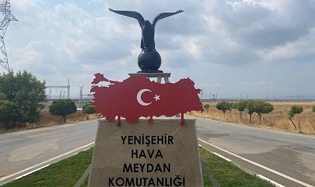 Türk Bayraklı kartal heykeline büyük ilgi