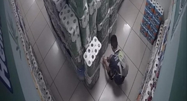 Bursa'da Çocuk Marketi Ateşe Verdi: Güvenlik Kamerasına Yansıdı