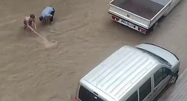 Bursa'yı sağanak vurdu, cadde ve sokaklar sular altında kaldı