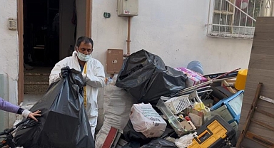 Bursa Yıldırım'da Çöp Evden 3 Kamyon Dolusu Atık Çıkarıldı