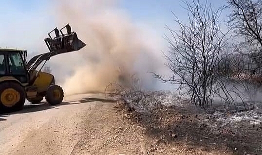 Çalılık alanda çıkan yangın korkuttu