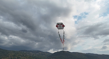 Filistin'in Özgürlüğü için 15 Metrelik Uçurtma Havalandırıldı