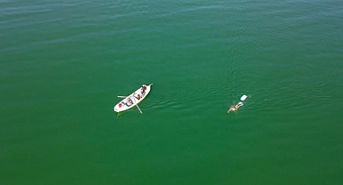 İznik Gölü'ndeki kuraklığa dikkat çekmek için gölü baştan başa yüzdü