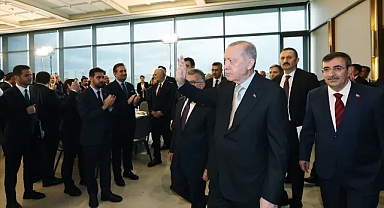 7 Belediye Başkanı AK Parti'ye Katıldı: Rozetlerini Cumhurbaşkanı Erdoğan Taktı