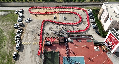 Bursa'da 500 Metrelik Türk Bayrağıyla Coşkulu Cumhuriyet Korteji