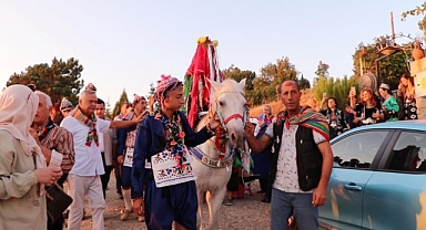 Bursa'da Akademisyen Çift, Geleneksel Türkmen Düğünüyle Hayatlarını Birleştirdi
