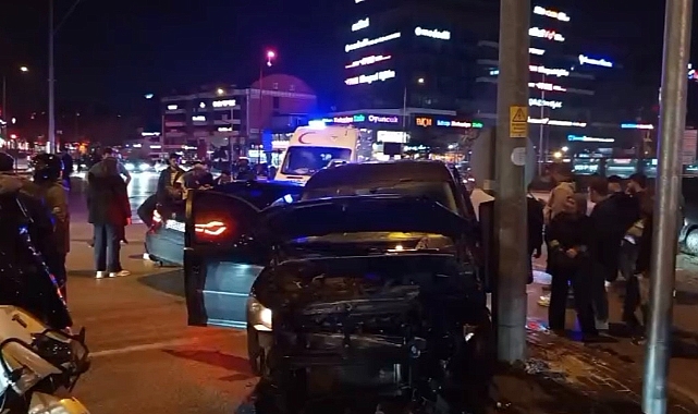 Bursa'da Hafif Ticari Araç ile Otomobil Çarpıştı: 3 Yaralı