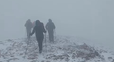 Bursa Dağcıları Uludağ'da Mevsimin İlk Karı İçin Zirveye Tırmandı