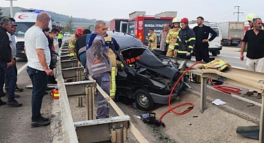 Bursa Mustafakemalpaşa'da Otomobil Bariyere Çarptı: 4 Yaralı