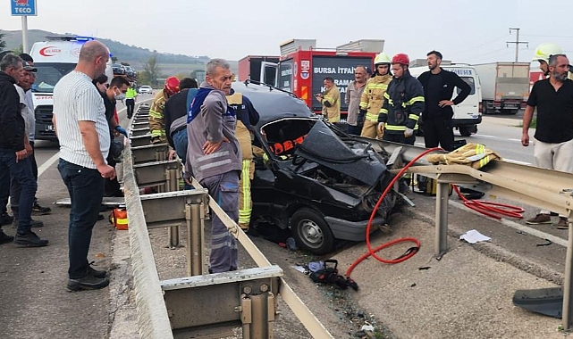 Bursa Mustafakemalpaşa'da Otomobil Bariyere Çarptı: 4 Yaralı