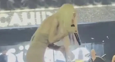 Gülşen Sahnede Para Atan Seyirciye Tepki Gösterdi