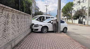 İnegöl'de Hafif Ticari Araç ile Otomobil Çarpıştı: 1 Yaralı
